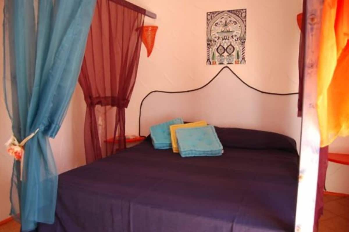 Habitación doble | Decoración personalizada, muebles diferentes, escritorio y ropa de cama