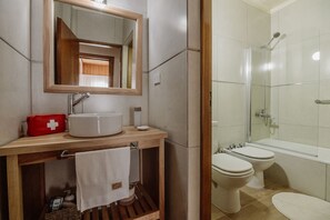 Apartment | Badezimmer | Dusche, kostenlose Toilettenartikel, Haartrockner, Bidet