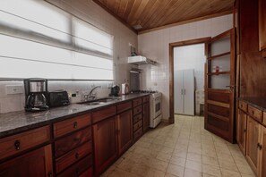 Apartment | Private kitchen | Fridge, microwave, oven, stovetop - Casa Jainen (Ushuaia)