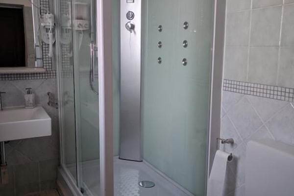 Dobbeltrom | Bad | Dusj, dusjhode med hydromassaje, toalettartikler (inkludert) og hårføner