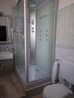 Camera doppia | Bagno | Doccia, doccia idromassaggio, set di cortesia gratuito, asciugacapelli