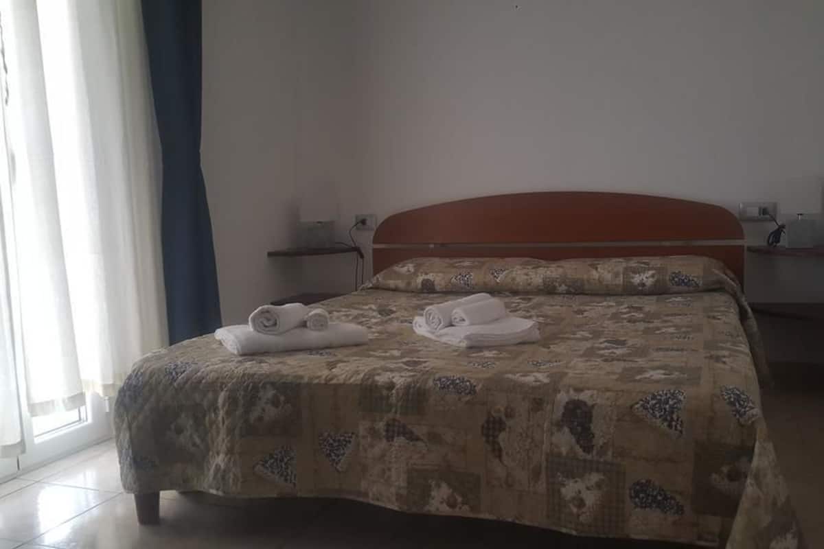 Suite, 2 camere da letto, terrazzo | Una cassaforte in camera, insonorizzazione, Wi-Fi gratuito, lenzuola
