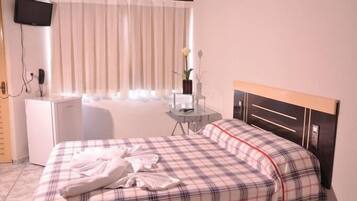 Quarto standard | Frigobar, cortinas blackout, Wi-Fi de cortesia, roupa de cama