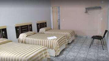 Quarto standard | Frigobar, cortinas blackout, Wi-Fi de cortesia, roupa de cama