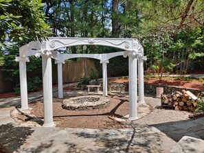 إطلالة على الفناء