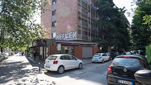 Un edificio con un letrero que dice "REFLEX" y un escaparate con un letrero que dice "Estrella".