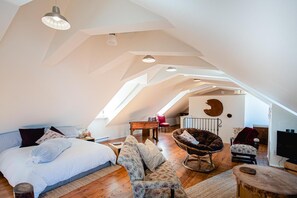 Blackout drapes, travel crib, free WiFi, bed sheets