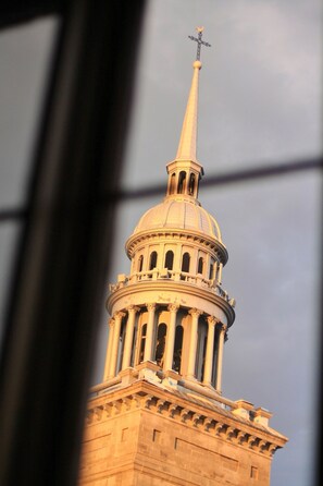 A domed building with a tall spire and a cross at the top. - L'auberge du QG (Laprairie)