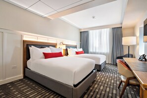 Hypo-allergenic bedding, desk, iron/ironing board, free WiFi - The Knight Center at Washington University (St. Louis)