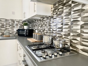 Casa urbana, baño privado, vista a la ciudad (89 St John Road) | Cocina privada