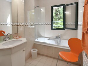 Bañera, artículos de tocador gratuitos, secador de pelo, toallas