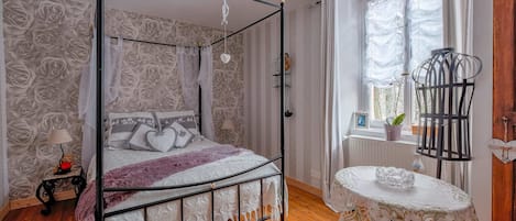 Double Room (Cloé) | Individually decorated, individually furnished, blackout drapes