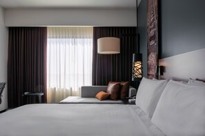 Zimmer, 1 King-Bett | Allergikerbettwaren, Minibar, Zimmersafe, Schreibtisch