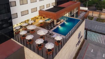 Alberca al aire libre, acceso de 06:00 a 22:00, y camastros