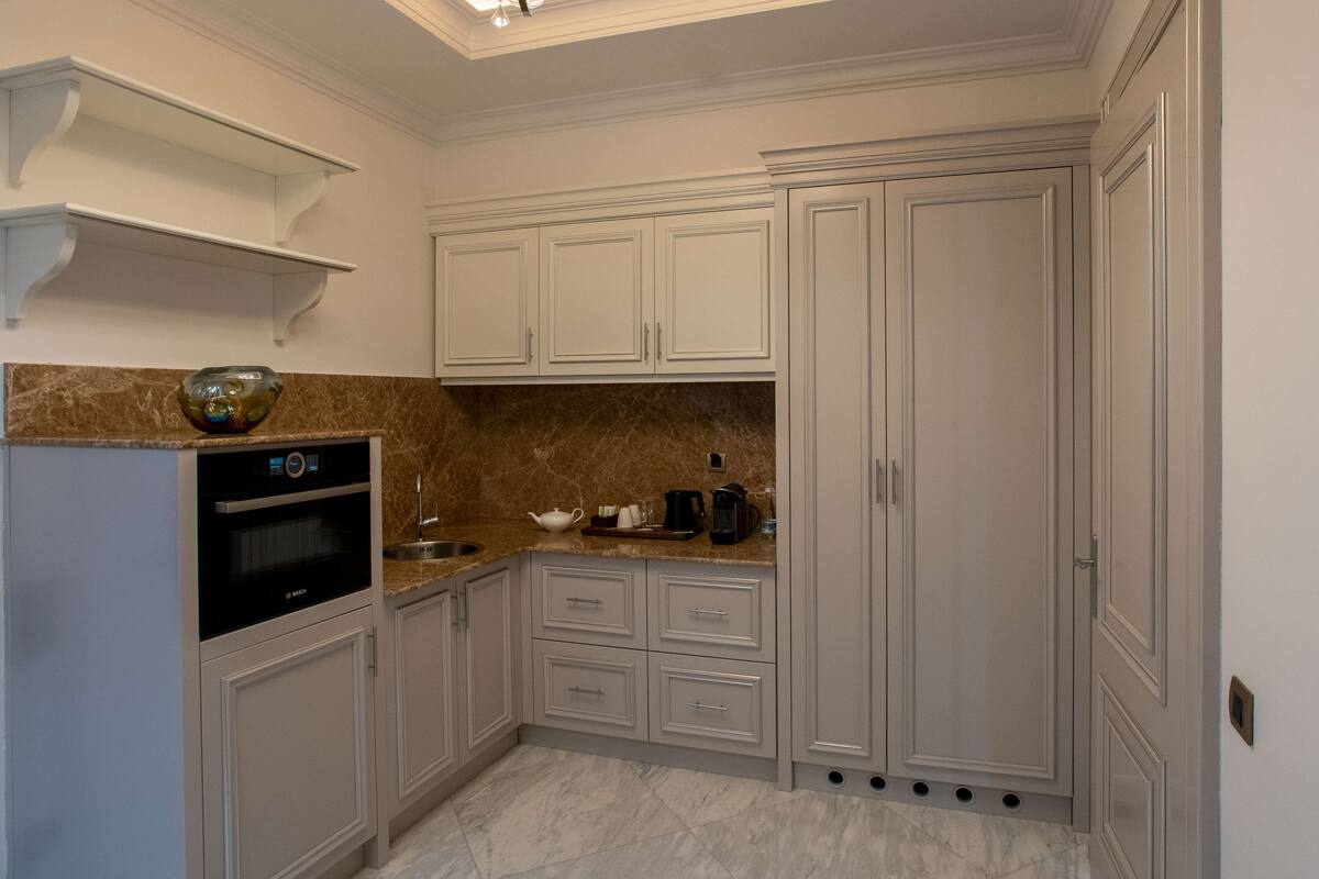 presidential suite (english) | private kitchen | espresso maker, coffee/tea maker, electric kettle, high chair