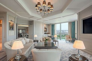 Suite – president (English) | Oppholdsområde | En 55-tommers smart-TV med kabel-kanaler samt TV og Netflix