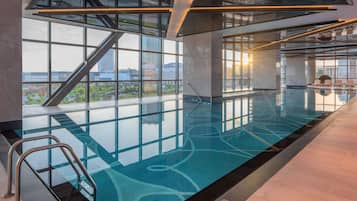 Innendørsbasseng og solsenger