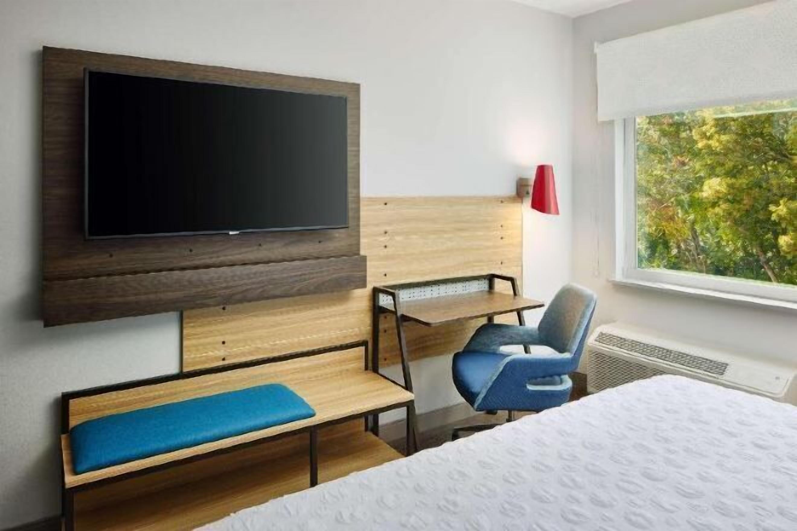 Desk, laptop workspace, iron/ironing board, free WiFi