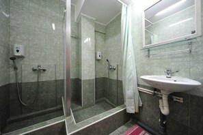 Shared Dormitory, Mixed Dorm (8 beds) | Bathroom | Slippers, towels