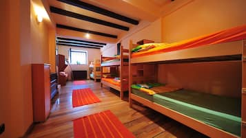 Asrama Umum, asrama campuran (8 beds) | 1 kamar tidur, tirai kedap cahaya, kedap suara, dan setrika/meja setrika