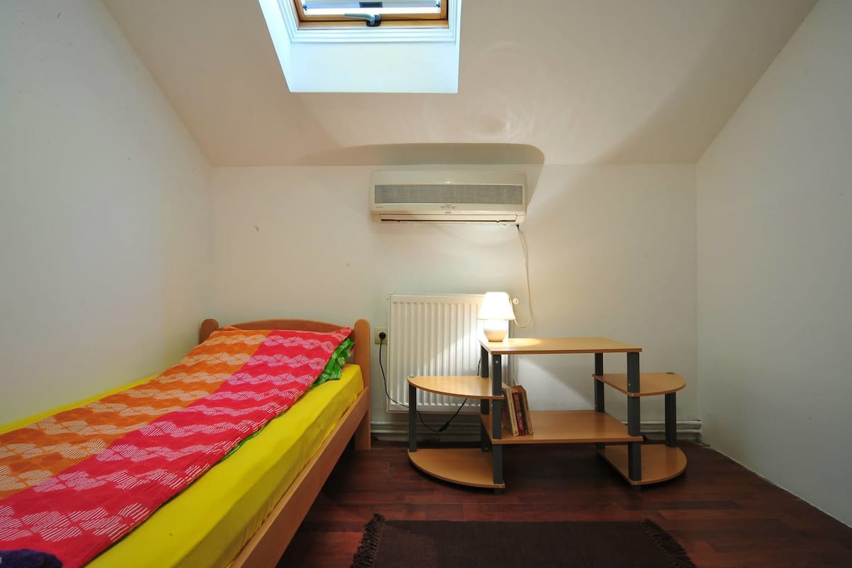 Single Room, Shared Bathroom | 1 bilik tidur, langsir/tirai gelap terus, kalis bunyi
