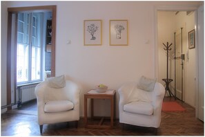 Lobby sitting area - Bed'n'Beer Hostel (Belgrade)