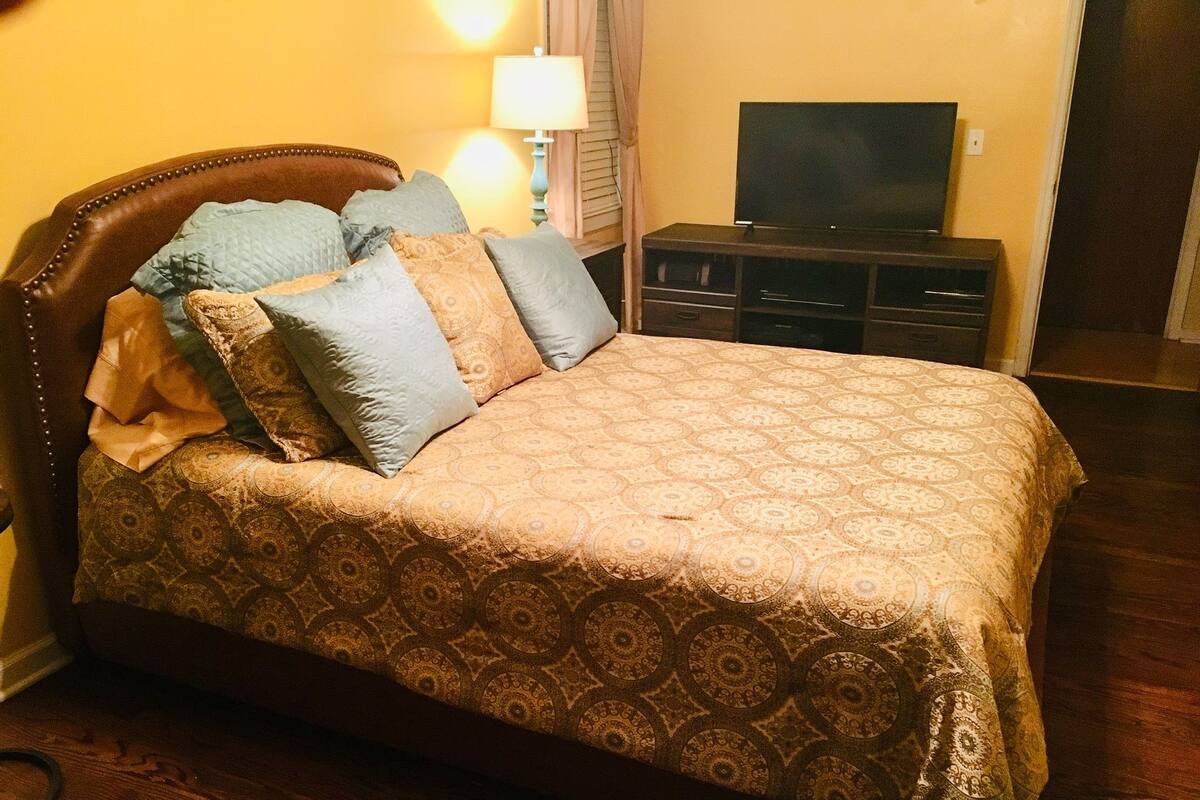 Kamar Tradisional, 1 Tempat Tidur Queen, lemari es & microwave | Didekorasi berbeda-beda dan dilengkapi dengan perabotan berbeda-beda
