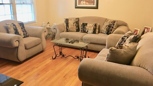 32-inch TV with digital channels, Netflix, DVD player - Minutes from Downtown (North Charleston)