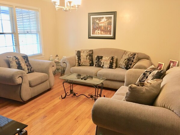 32-inch TV with digital channels, Netflix, DVD player - Minutes from Downtown (North Charleston)