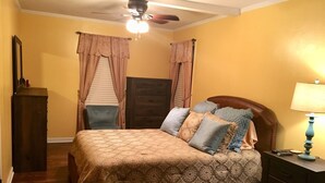WiFi (free), individually decorated, individually furnished, bed sheets - Minutes from Downtown (North Charleston)