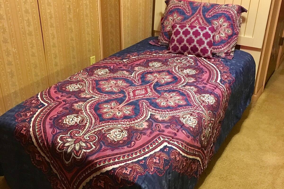 Kamar Ekonomi | Didekorasi berbeda-beda dan dilengkapi dengan perabotan berbeda-beda