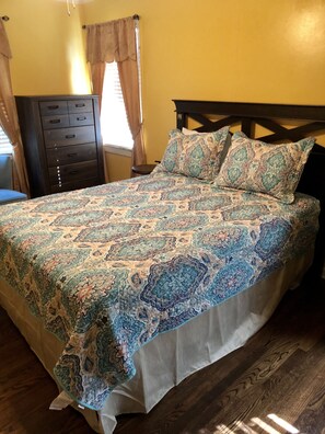 Individually decorated, individually furnished, free WiFi, bed sheets - Minutes from Downtown (North Charleston)