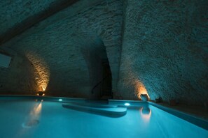 Seasonal outdoor pool, sun loungers - Château de VALETTE (La Bachellerie)