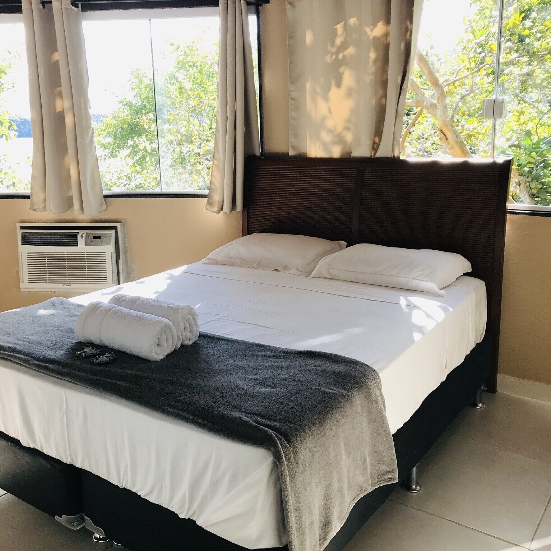 Standardzimmer | Badezimmer | Dusche, Handtücher