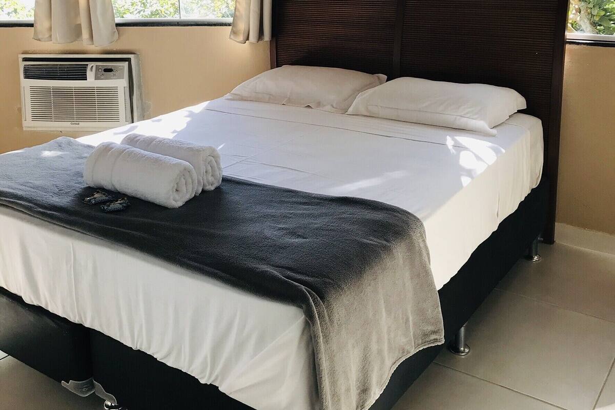 Standardzimmer | Badezimmer | Dusche, Handtücher