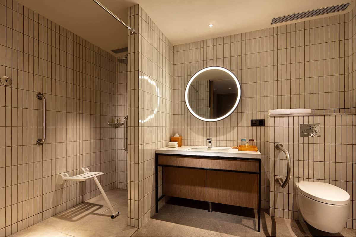Chambre, 1 trÚs grand lit, accessible aux personnes à mobilité réduite | Salle de bain