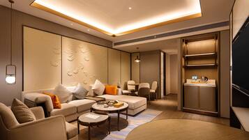 Suite - 1 soveværelse | Opholdsområde | 50-tommers fladskærms-tv med digitale kanaler, tv