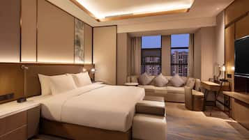 Cubrecamas, caja de seguridad en la habitación y escritorio