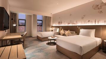 Cubrecamas, caja de seguridad en la habitación y escritorio