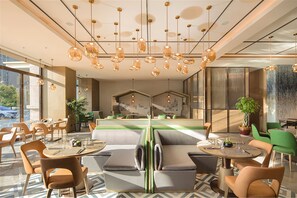 Se sirven desayunos, almuerzos y cenas; cocina local e internacional