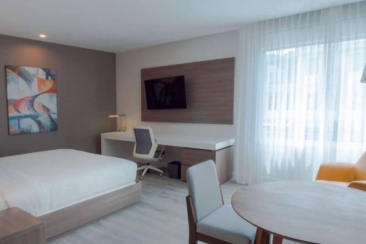 1 dormitorio, minibar, caja fuerte y decoración individual