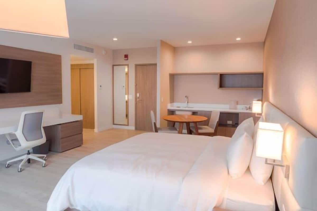 Minibar, caja de seguridad en la habitación y escritorio