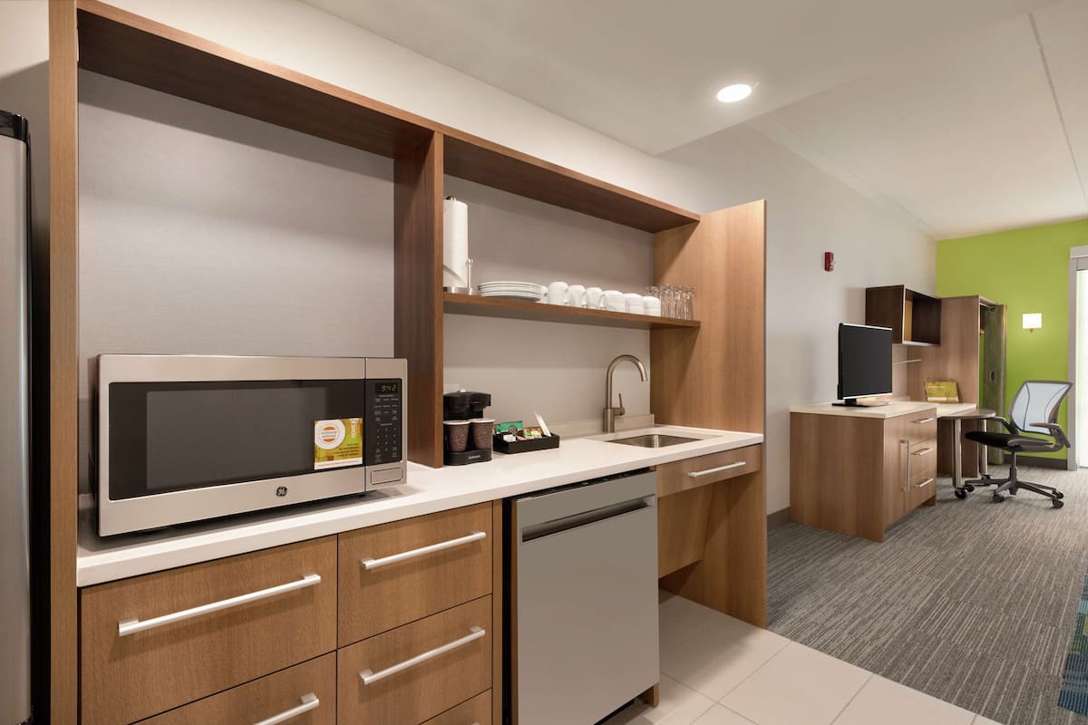 studio, 1 king bed, accessible, bathtub | desk, laptop workspace, iron/ironing board, free cots/infant beds