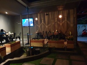 Reggeli, ebéd és vacsora, kilátás a partra 