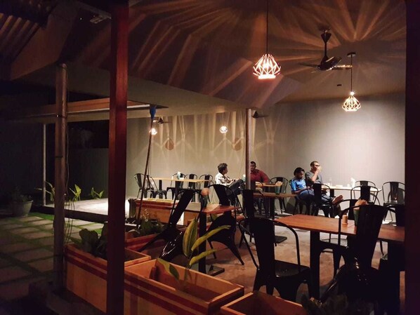 Reggeli, ebéd és vacsora, kilátás a partra 