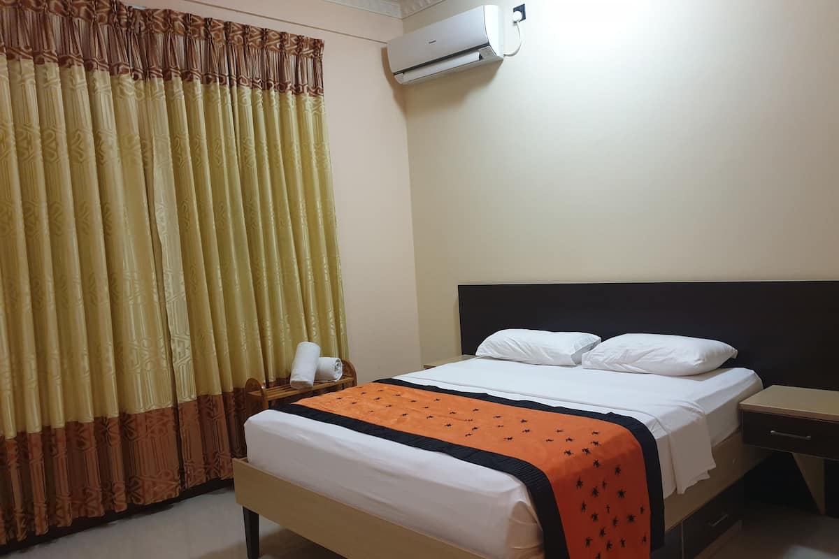 Deluxe Double Room | Hypo-allergenic bedding available, memory foam beds, desk