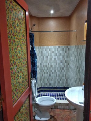 Shower, rainfall showerhead, towels, soap - Kayezer (Rabat)