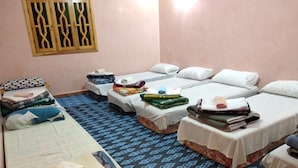 Dormitorio compartido básico, varias camas | Wifi gratis y ropa de cama 