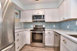 Private kitchen - Oceanfront OIBV 1001 in Caswell Beach, a spacious 3-bedroom condo ideal for 8. (Caswell Beach)