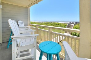 Property grounds - Oceanfront OIBV 1001 in Caswell Beach, a spacious 3-bedroom condo ideal for 8. (Caswell Beach)
